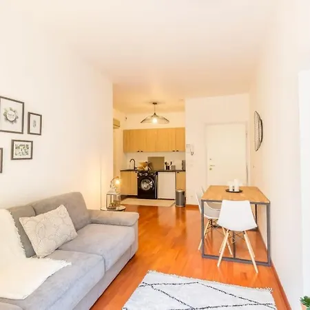 L13 Flat 5mins Walk To Ac/balcon/wifi