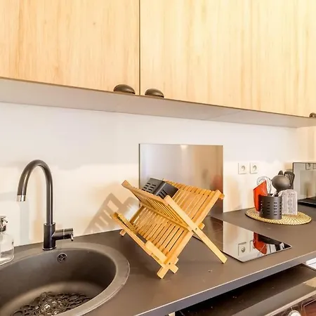 Apartment L13 Flat 5mins Walk To Ac/balcon/wifi